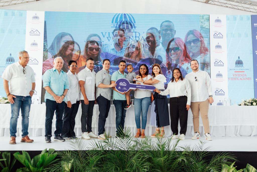 Vicepresidenta Raquel Peña y Ministro Carlos Bonilla entregan 200 apartamentos en “Mi Vivienda Hato Nuevo”
