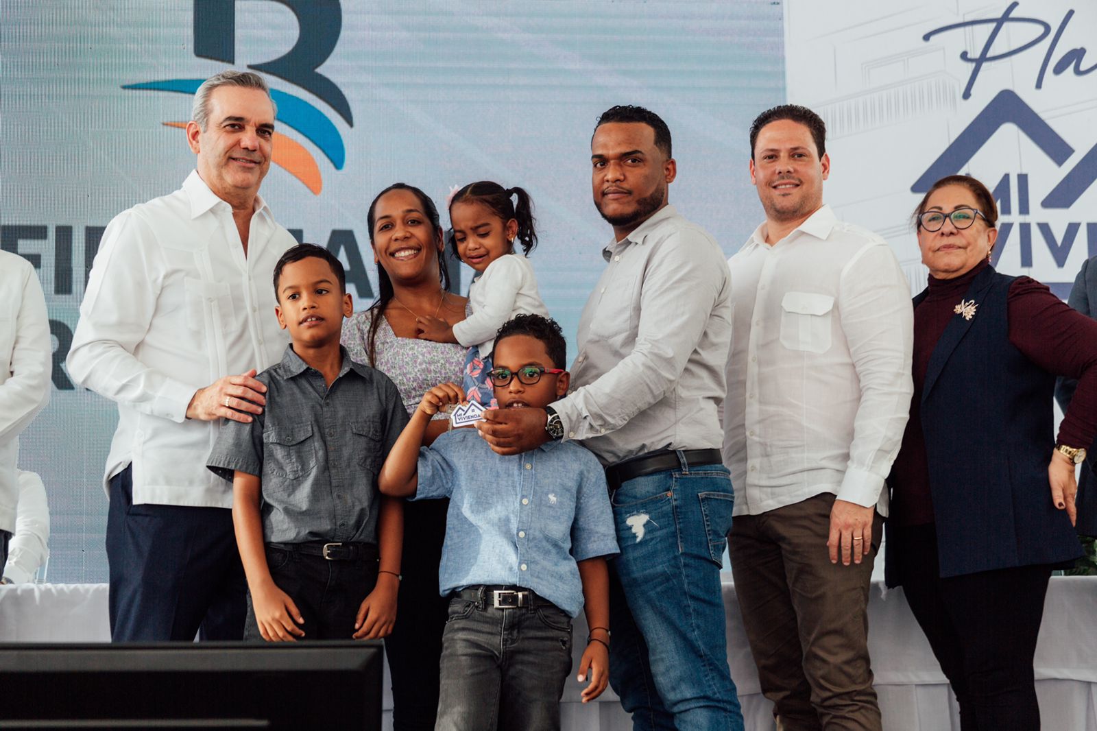 Presidente Abinader y Ministro Bonilla entregan 40 nuevos apartamentos en  “Mi Vivienda La Barranquita”