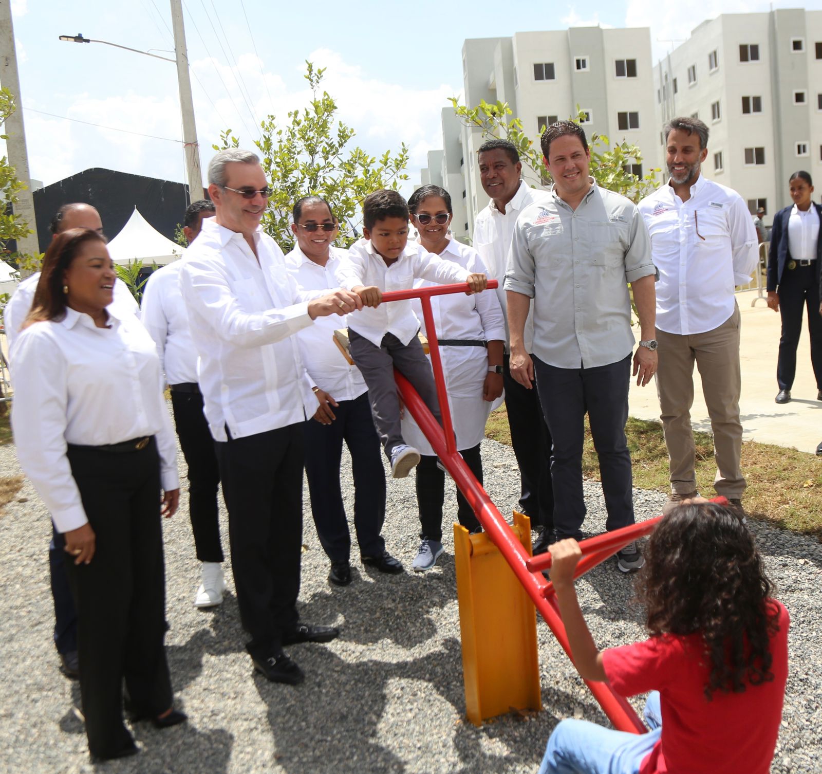 Presidente Abinader y Ministro Bonilla entregan 50 apartamentos en “Mi Vivienda La Barranquita”