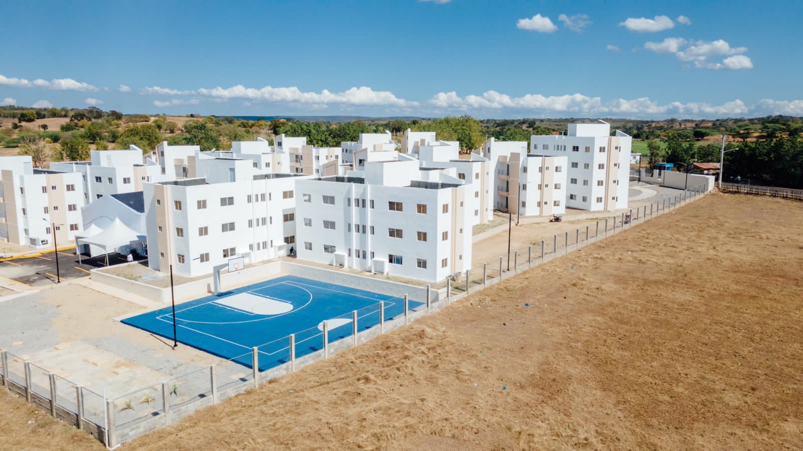 Presidente Abinader y Ministro Bonilla entregan 100 apartamentos en “Mi Vivienda Hato Nuevo”